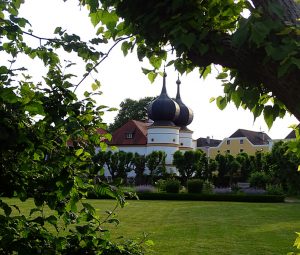 Ein Blick vom Park auf die Kirche daneben mit zwei imposanten Zwiebeltürmen