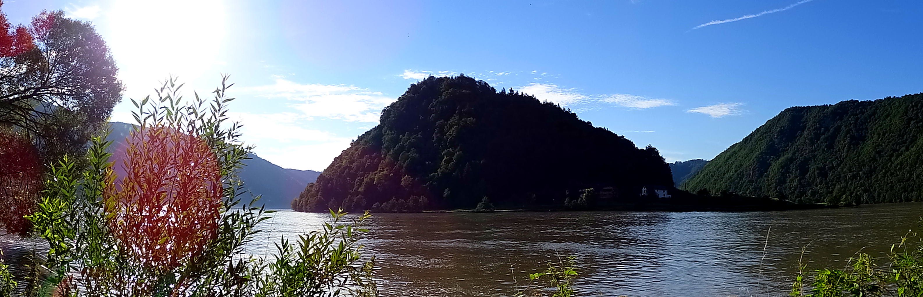 Die ganze Schlinge im Vordergrund die Donau und ein Blick in beide Teile des Donautals