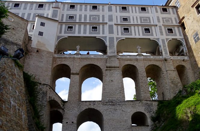 Ein Teil von Schloss Krumau zwischen zwei Teilen mit Gängen und Fenstern