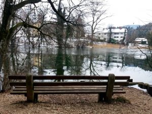 Bankerl am See mit Blick auf das Kloster Höglwörth