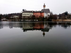 Blick aufs Kloster vom See