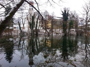 Das Kloster spiegelt sich im See