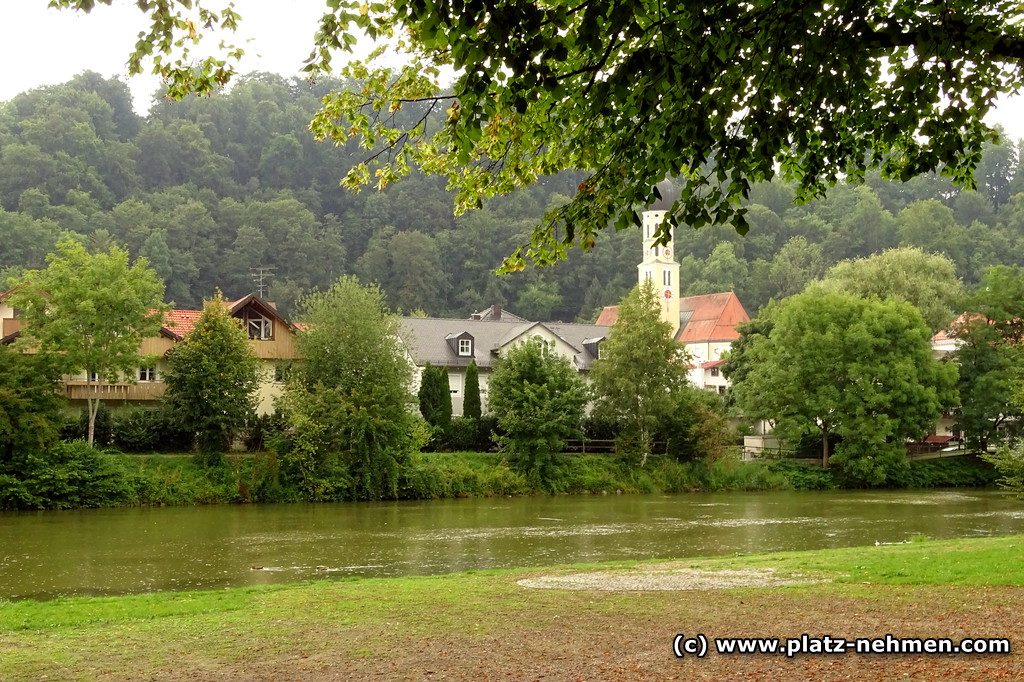 Im Vordergrund die Loisach und im Hintergrund sieht man die Kirche St. Andreas