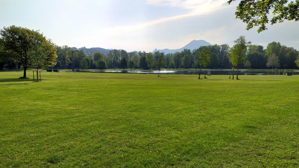 Liegewiese des Lieferinger Badesees mit Blick auf den Gaisberg