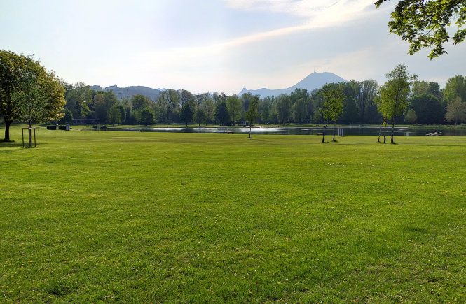 Liegewiese des Lieferinger Badesees mit Blick auf den Gaisberg