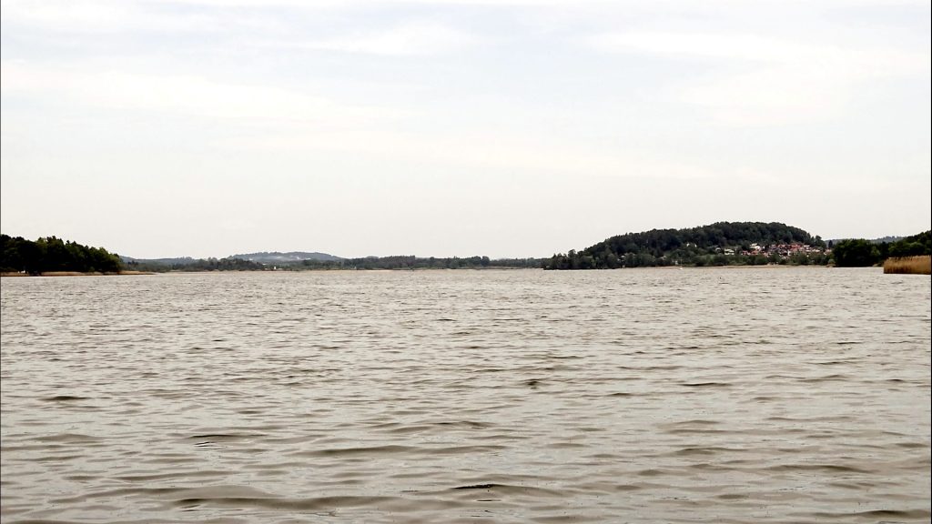 Der Obertrumer See mit Blick auf den Ortsteil Wartstein in Mattsee