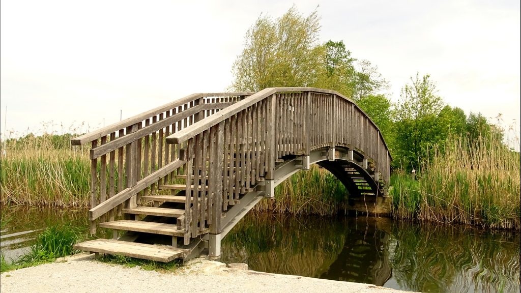 Geschwunge Holzbrücke über die Mattig 